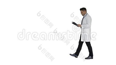 集中医生阅读文件，同时行走在白色背景。
